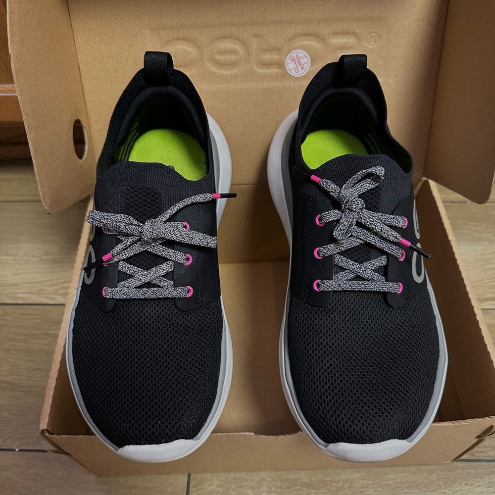 WOMEN'S OOMY STRIDE - WHITE BLACK 
OOFOS size 8.5